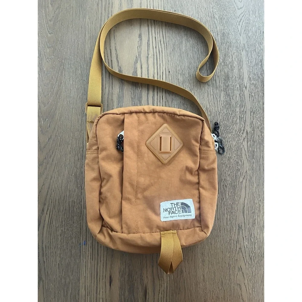THE NORTH FACE Berkeley Crossbody One Size Timber Tan